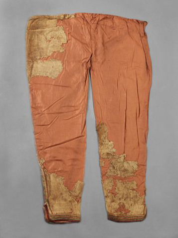 Kalhoty ze Skjoldehamnu z 11. století nalezené v močálu. Nyní uložené v Skjoldehamn Tromso Museum