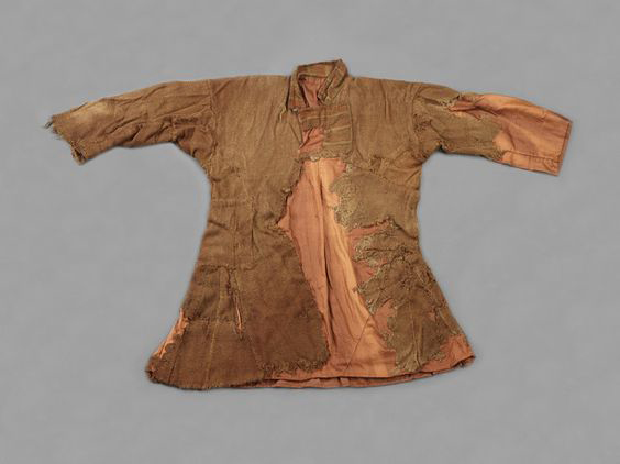 Košile ze Skjoldehamnu z 11. století nalezená v močálu. Nyní uložena v Skjoldehamn Tromso Museum