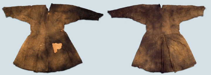 Tunika z Kragelundu, nález z močálu datovaný do let 1040-1155 je uložen v Dánském národním muzeu v Kodani