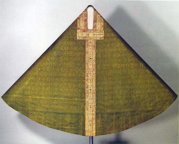 Ornát sv. Víta zvonového tvaru pochází z 11. století a je v současnosti uložen v Arcibiskupském opatství sv. Petra, Salzburg