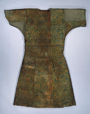 Kaftan ze syrského hedvábí, nalezený v Moschevaja Balka, pochází z 9. století. Uložen v Ermitáži, St. Peterburg