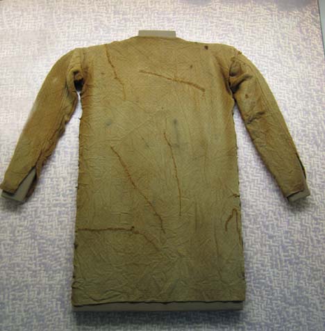 Tunika z Thorsbergu - germánská tunika nalezená v bažině vzniknuvší ve 4. století. Uložena v Gottorp Palace museum, Schleswig, Německo