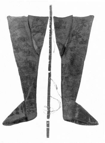 Nohavice Heinricha III.- hedvábné krátké nohavice císaře Heinricha III. (+1056) uložené v románské katedrále ve Špýru