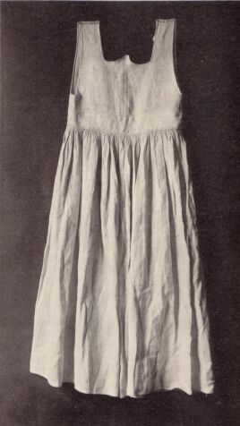 Spodní šaty ze lnu ušité v 1. polovině 16. století (Walcher, Werke der Volskunst I, 1923)