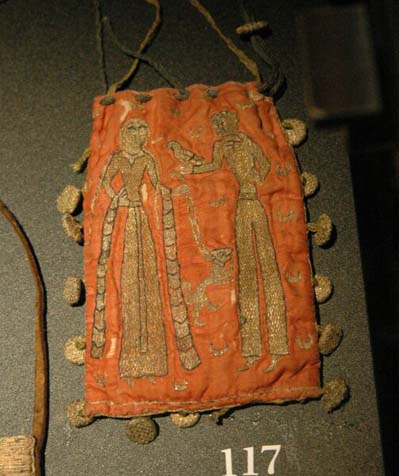 Vyšívaná kabelka z 12. století náleží Musee Alfred Bonno, Chelles