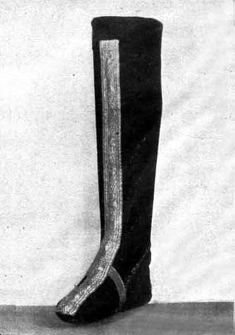 Ponožky anglické biskupské ponožky z 12.století, Deutches Strumpf Museum, www.german-hosiery-museum.de/