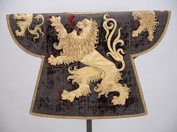 Tabard se znaky Lion du Brabant z r. 1515. Uměleckohistorické muzeum ve Vídni.