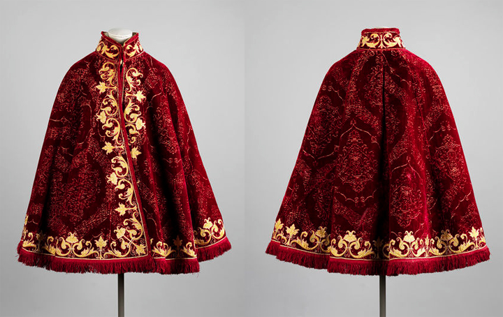 Španelský plášť z purpurového sametu, 1560-1569, Victoria and Albert Museum, London.