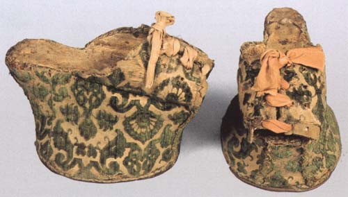 Chopine potažená brokátem, 1565-1600, Museo Bardini, Florencie, www.aands.org/raisedheels