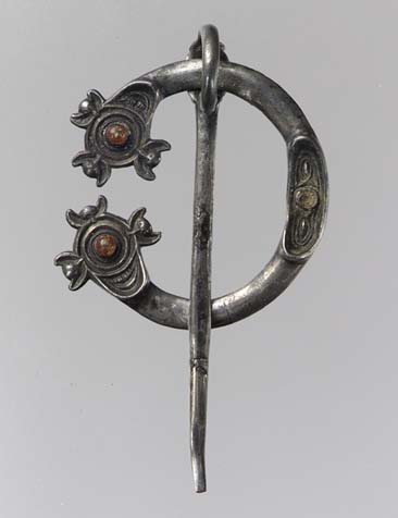 Spona z počátku 9. století, zřejmě Irského původu, stříbro, Metropolitan Museum of Art, New York